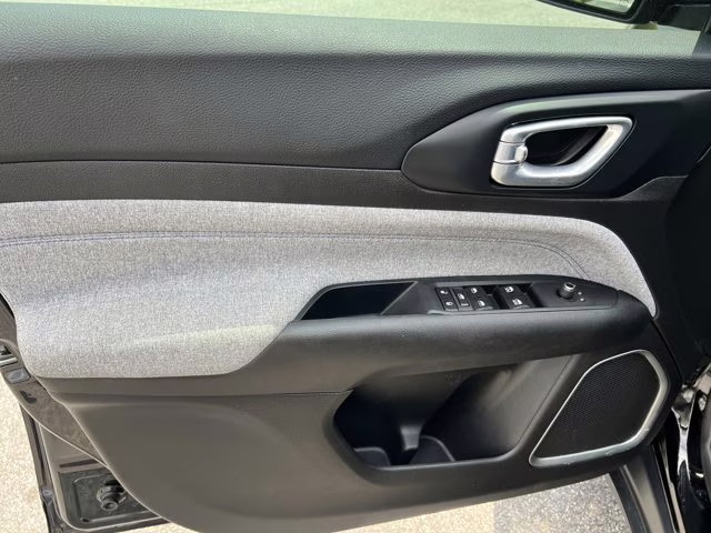 2025 Diamond Black Crystal Pearlcoat Jeep Compass Latitude 4X4 SUV