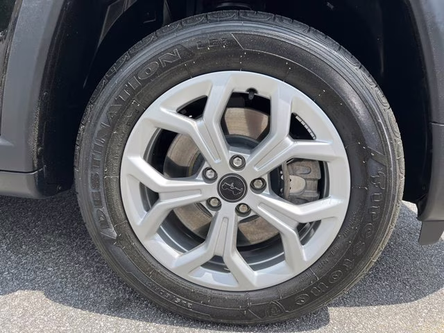 2025 Diamond Black Crystal Pearlcoat Jeep Compass Latitude 4X4 SUV