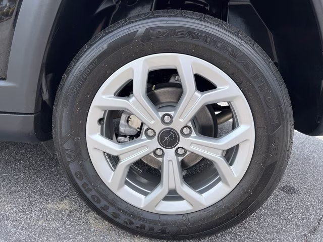 2025 Diamond Black Crystal Pearlcoat Jeep Compass Latitude 4X4 SUV