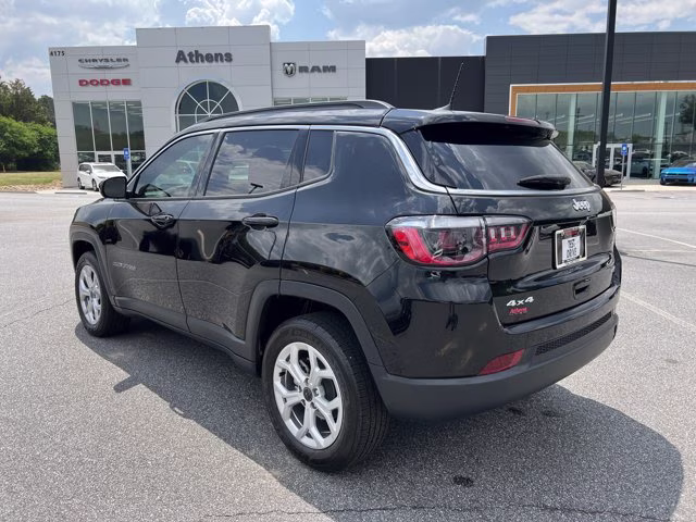2025 Diamond Black Crystal Pearlcoat Jeep Compass Latitude 4X4 SUV