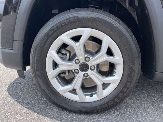 2025 Diamond Black Crystal Pearlcoat Jeep Compass Latitude 4X4 SUV