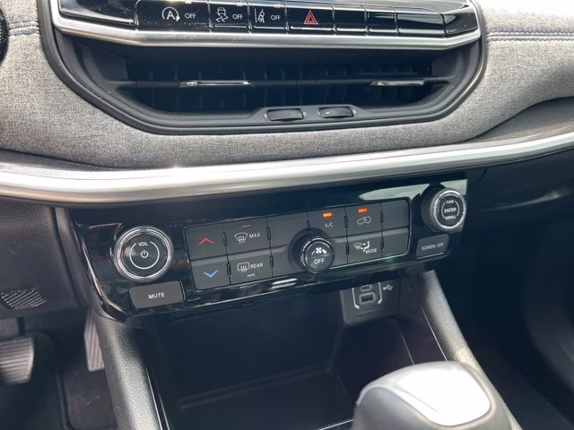 2025 Diamond Black Crystal Pearlcoat Jeep Compass Latitude 4X4 SUV