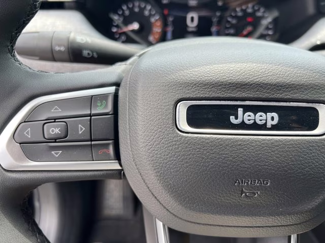 2025 Diamond Black Crystal Pearlcoat Jeep Compass Latitude 4X4 SUV