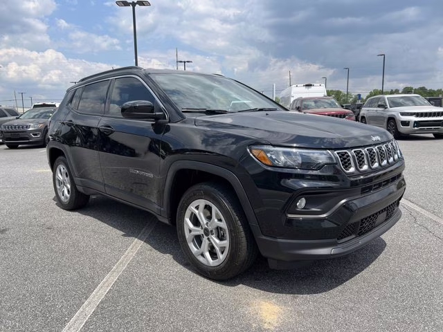 2025 Diamond Black Crystal Pearlcoat Jeep Compass Latitude 4X4 SUV