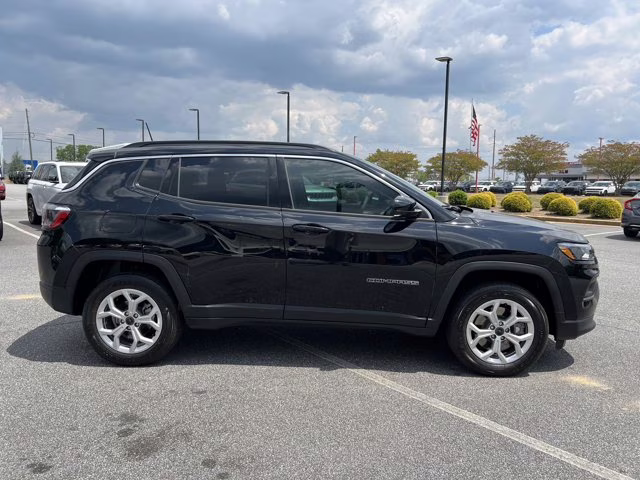 2025 Diamond Black Crystal Pearlcoat Jeep Compass Latitude 4X4 SUV