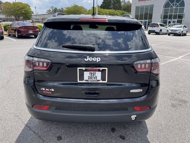 2025 Diamond Black Crystal Pearlcoat Jeep Compass Latitude 4X4 SUV