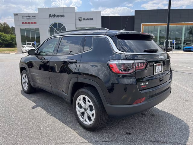 2025 Diamond Black Crystal Pearlcoat Jeep Compass Latitude 4X4 SUV