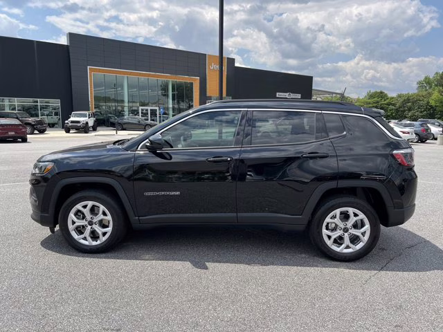 2025 Diamond Black Crystal Pearlcoat Jeep Compass Latitude 4X4 SUV