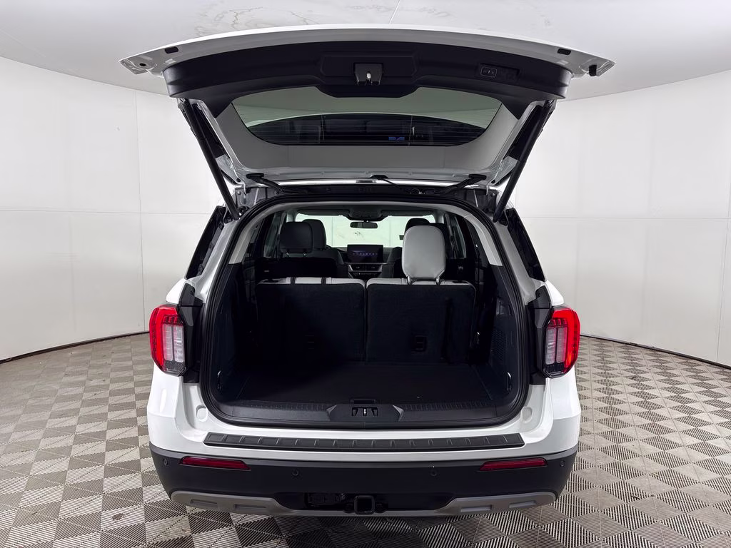 2026 Star White Metallic Tri-Coat Ford Explorer Active RWD SUV