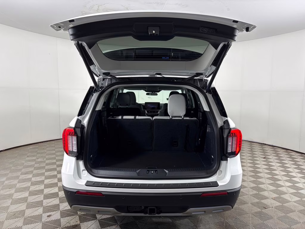 2026 Star White Metallic Tri-Coat Ford Explorer Active RWD SUV