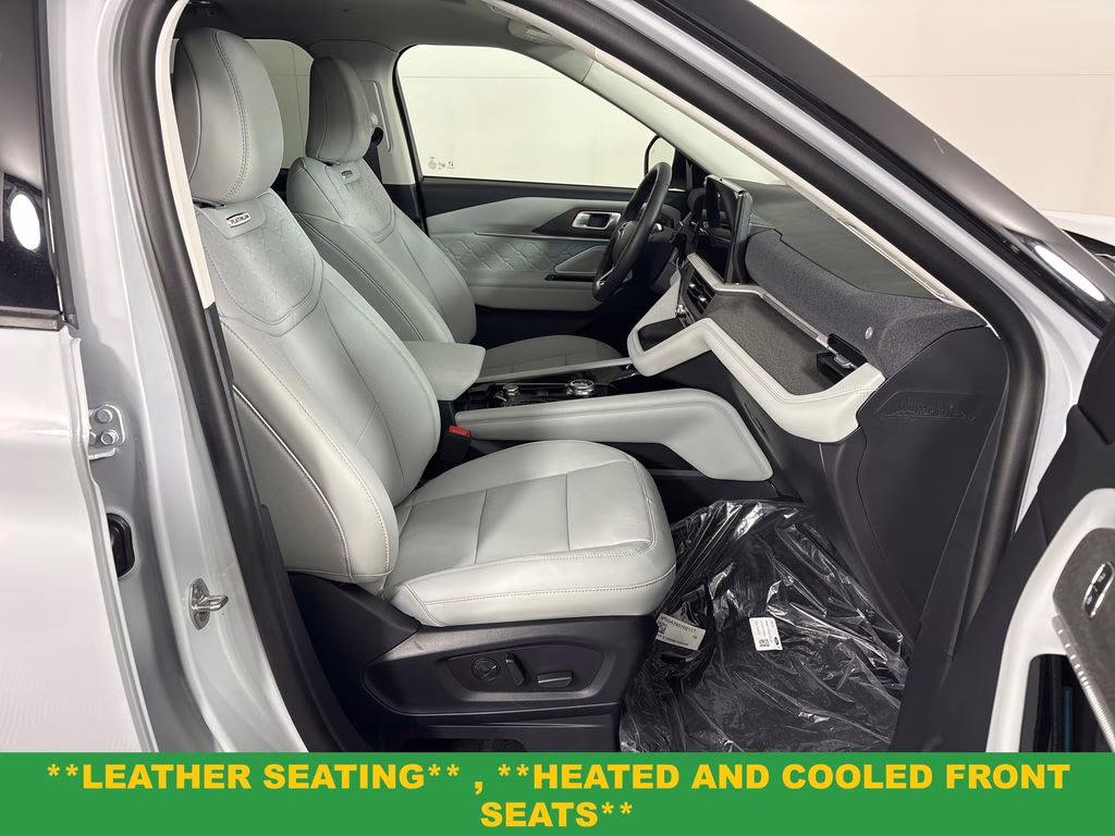 2026 White Ford Explorer Platinum 4X4 SUV