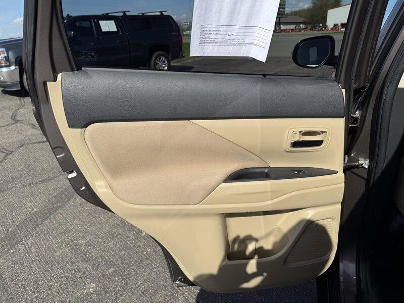 2017 Quartz Brown Metallic Mitsubishi Outlander SE 4X4 SUV