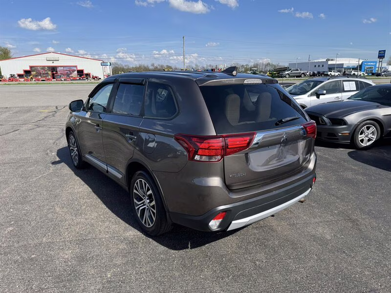 2017 Quartz Brown Metallic Mitsubishi Outlander SE 4X4 SUV