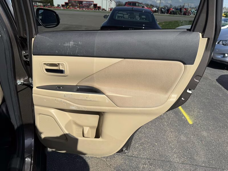 2017 Quartz Brown Metallic Mitsubishi Outlander SE 4X4 SUV