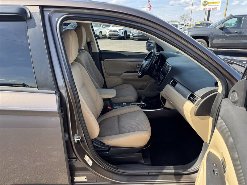 2017 Quartz Brown Metallic Mitsubishi Outlander SE 4X4 SUV