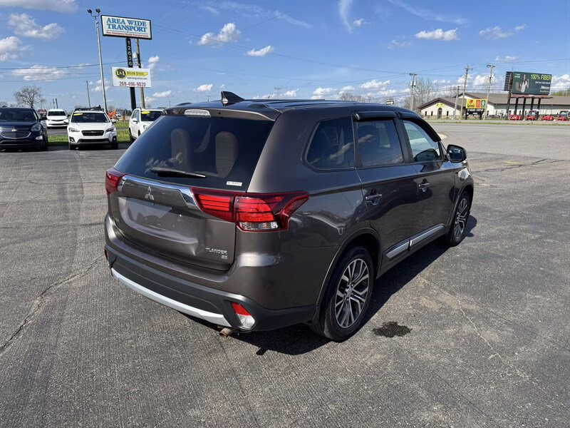 2017 Quartz Brown Metallic Mitsubishi Outlander SE 4X4 SUV