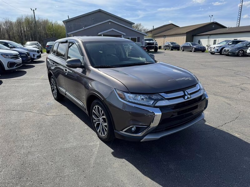 2017 Quartz Brown Metallic Mitsubishi Outlander SE 4X4 SUV
