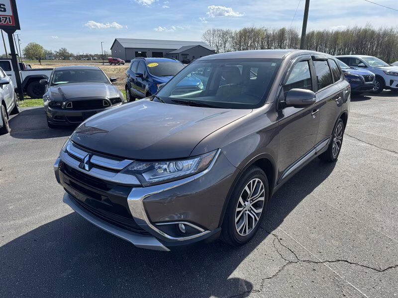 2017 Quartz Brown Metallic Mitsubishi Outlander SE 4X4 SUV