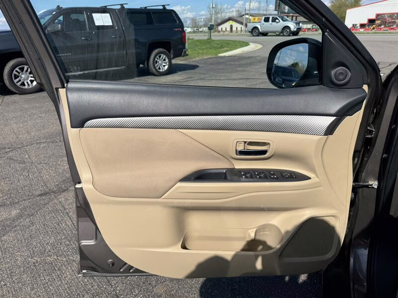 2017 Quartz Brown Metallic Mitsubishi Outlander SE 4X4 SUV