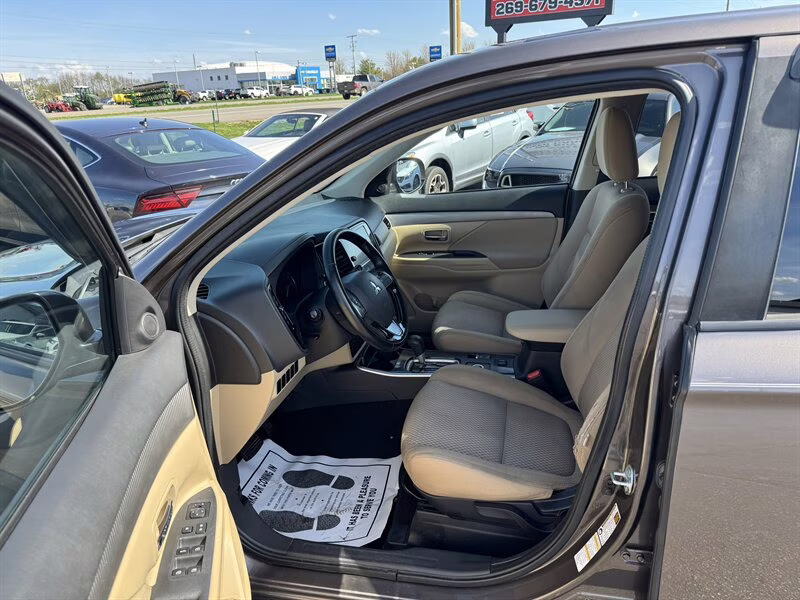 2017 Quartz Brown Metallic Mitsubishi Outlander SE 4X4 SUV