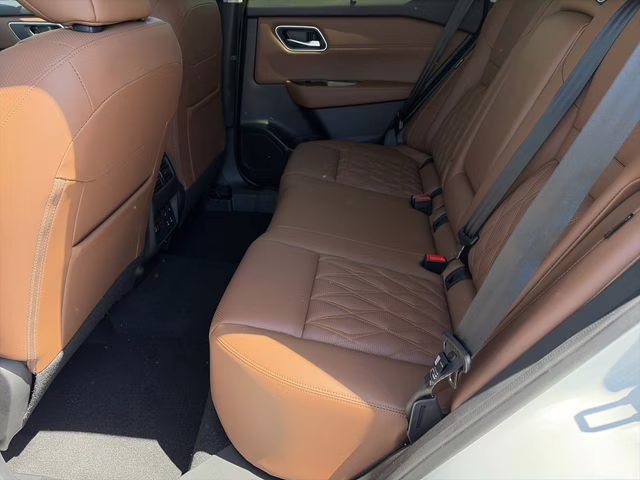2026 Everest White Pearl/Super Black Nissan Rogue Platinum AWD SUV