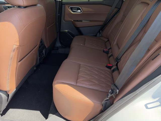 2026 Everest White Pearl/Super Black Nissan Rogue Platinum AWD SUV