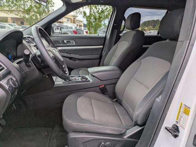 2017 Oxford White Ford Explorer XLT FWD SUV