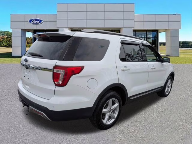 2017 Oxford White Ford Explorer XLT FWD SUV