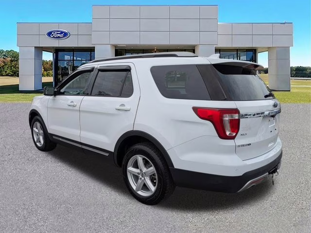 2017 Oxford White Ford Explorer XLT FWD SUV