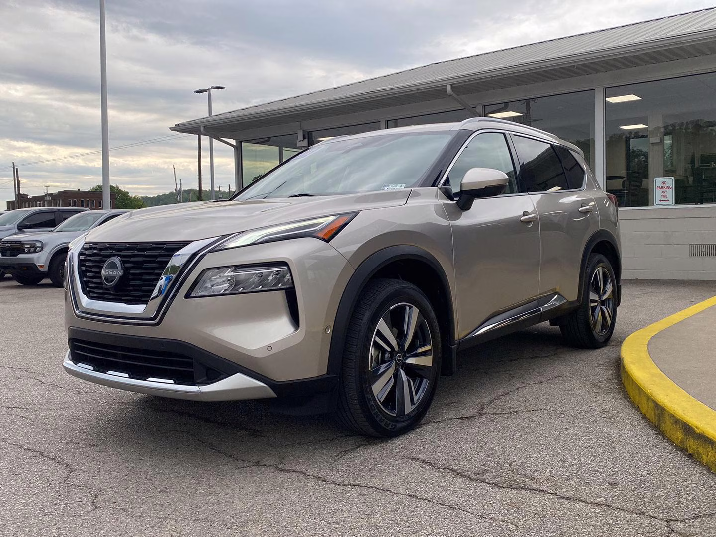 2023 Champagne Silver Metallic Nissan Rogue Platinum AWD SUV