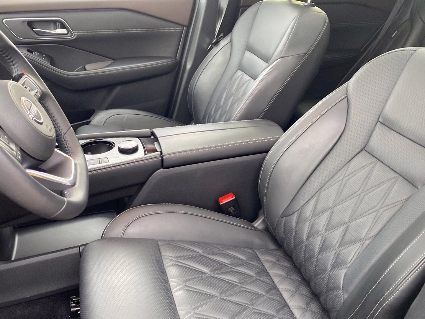 2023 Champagne Silver Metallic Nissan Rogue Platinum AWD SUV