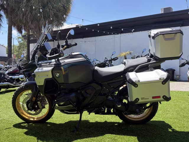 2026 GREEN METALLIC MATTE BMW R 1300 GS Adventure
