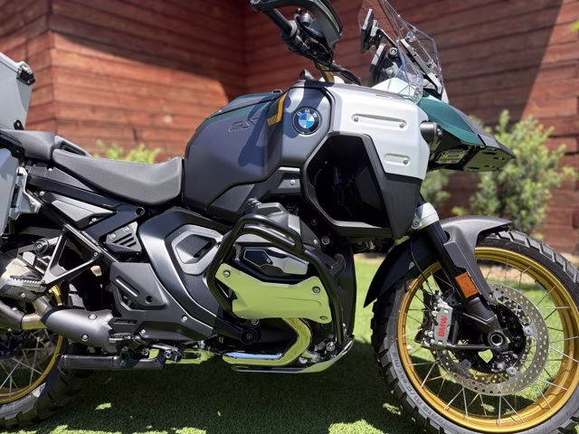 2026 GREEN METALLIC MATTE BMW R 1300 GS Adventure