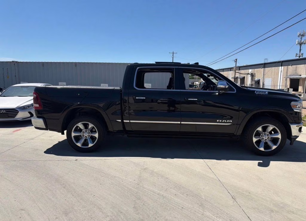 2019 Diamond Black Crystal Pearlcoat Ram 1500 Limited 4X4 Truck