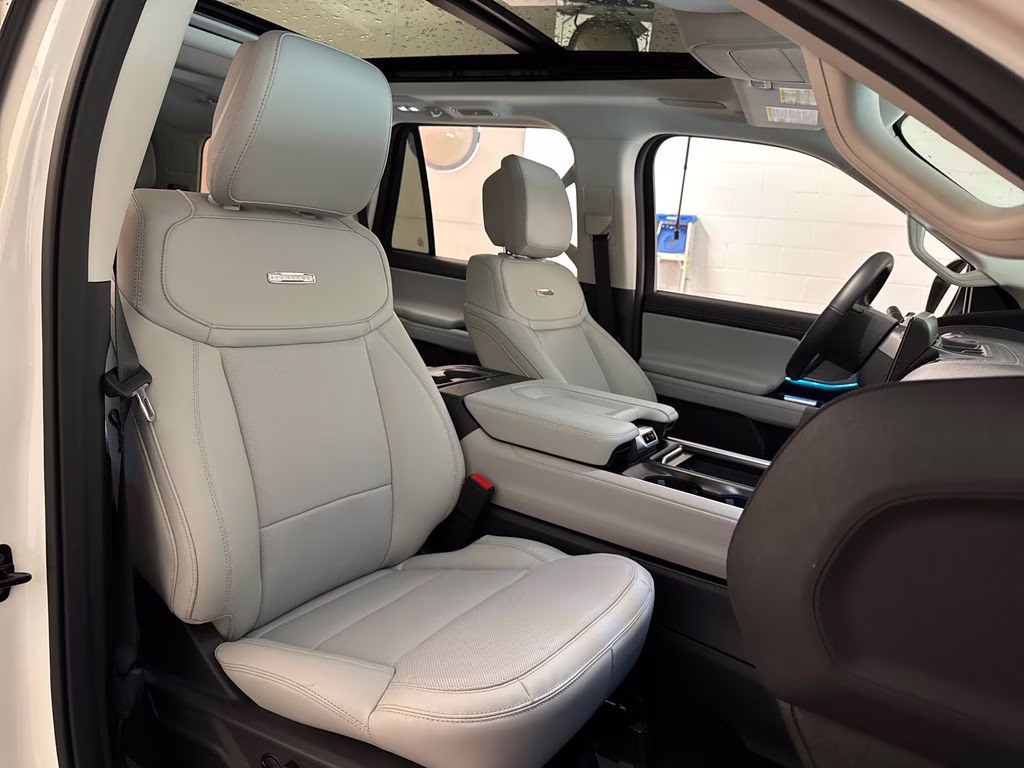 2026 Star White Metallic Tri-Coat Ford Expedition Platinum 4X4 SUV