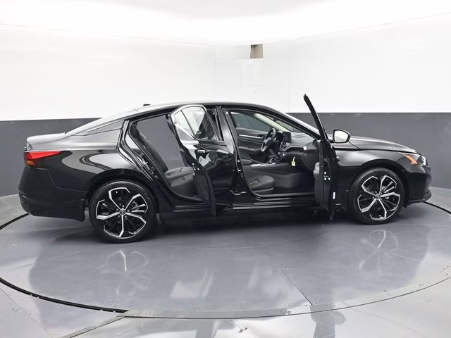 2026 Super Black Clearcoat Nissan Altima 2.5 SR FWD Sedan