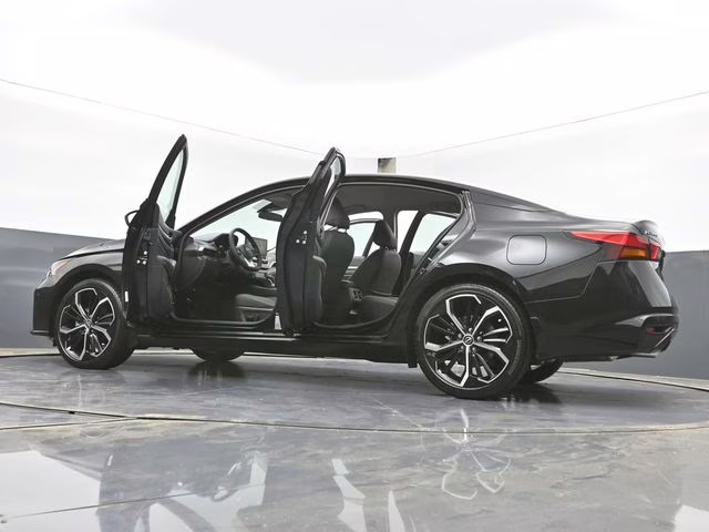 2026 Super Black Clearcoat Nissan Altima 2.5 SR FWD Sedan
