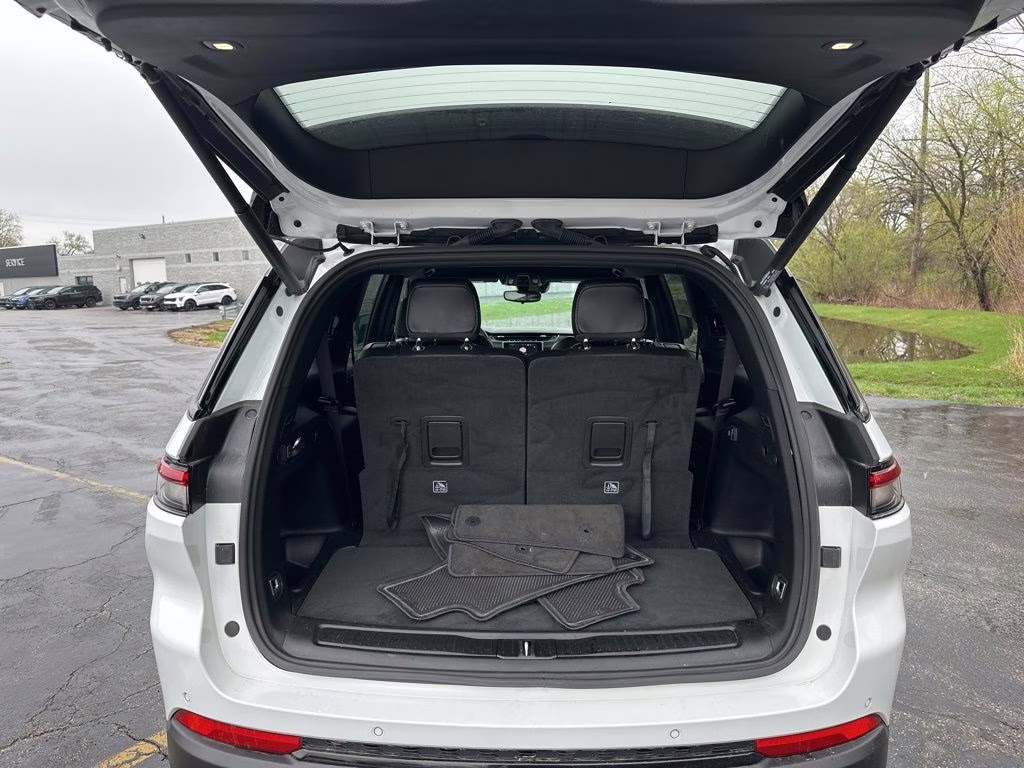 2024 Bright White Clearcoat Jeep Grand Cherokee L Altitude 4X4 SUV