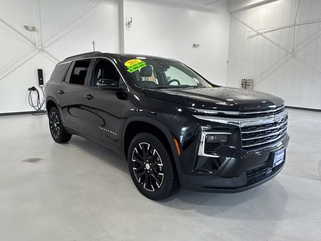 2025 Mosaic Black Metallic Chevrolet Traverse LT AWD SUV