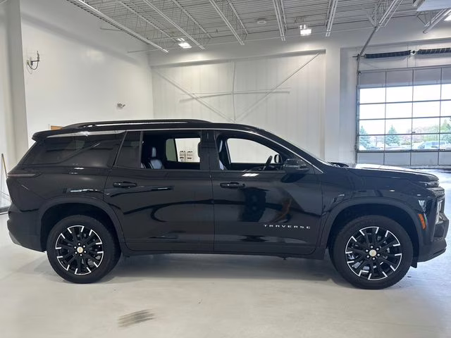 2025 Mosaic Black Metallic Chevrolet Traverse LT AWD SUV