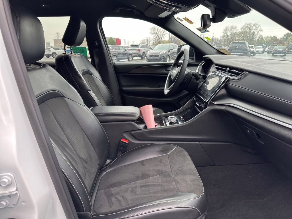 2024 Bright White Clearcoat Jeep Grand Cherokee L Altitude 4X4 SUV