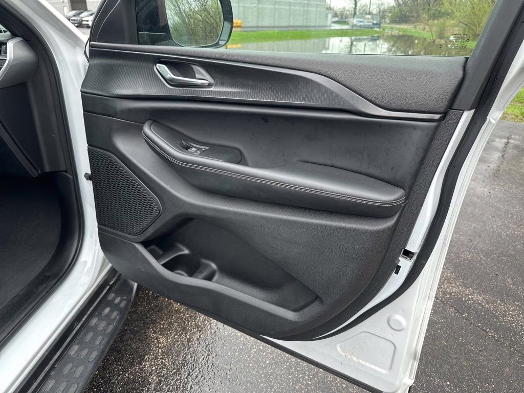 2024 Bright White Clearcoat Jeep Grand Cherokee L Altitude 4X4 SUV