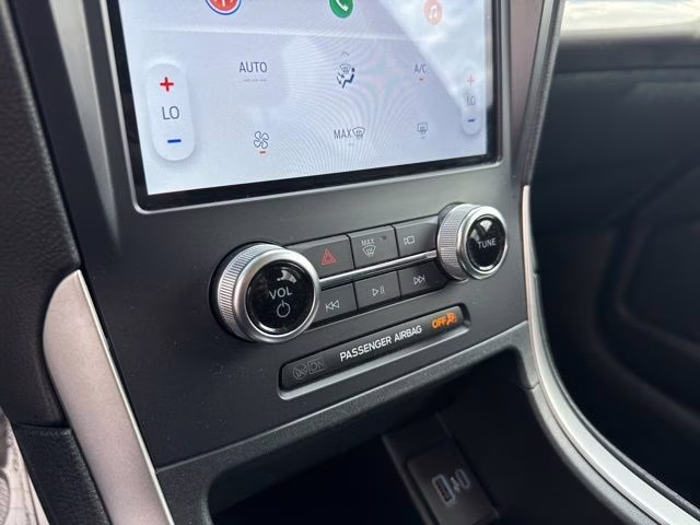 2024 Silver Metallic Ford Edge SE AWD SUV