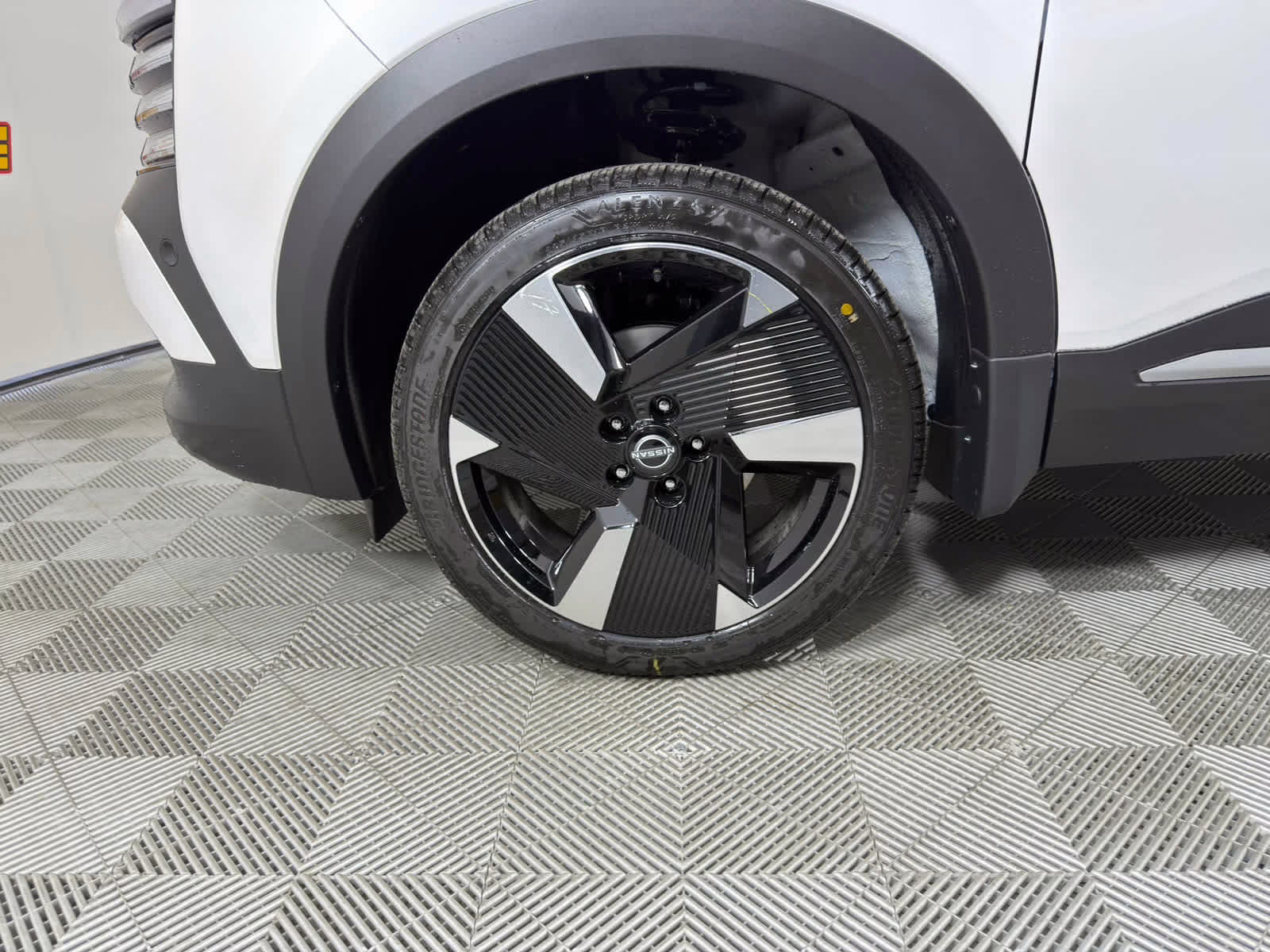 2026 Aspen White Tricoat/Super Black Nissan Kicks SR FWD SUV