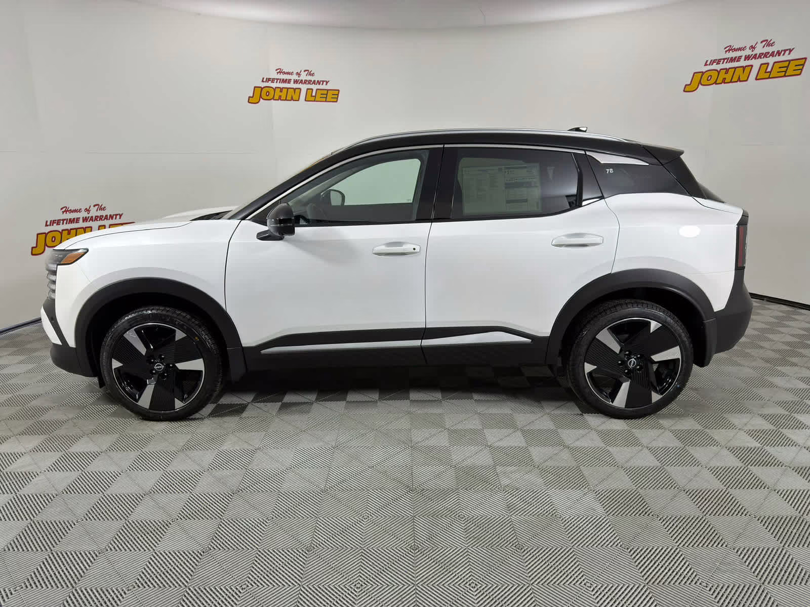 2026 Aspen White Tricoat/Super Black Nissan Kicks SR FWD SUV