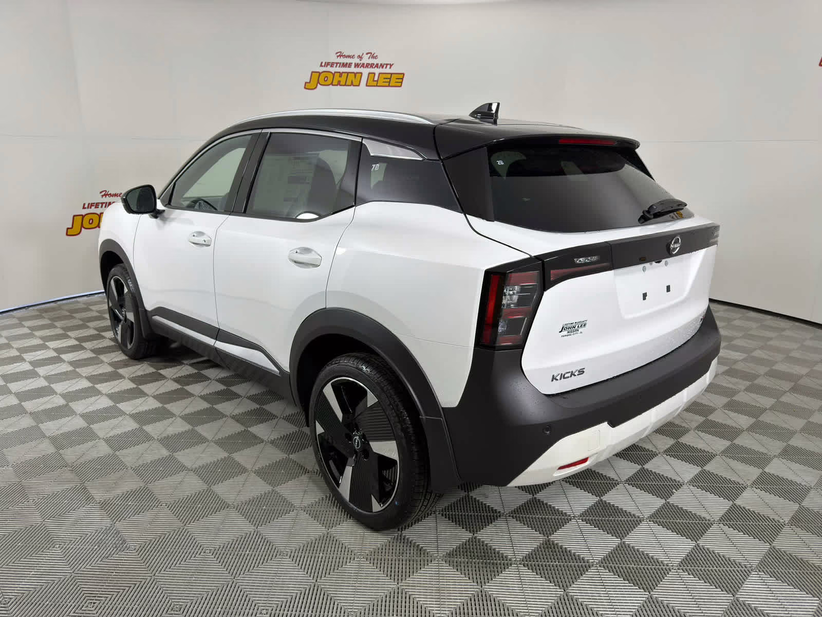 2026 Aspen White Tricoat/Super Black Nissan Kicks SR FWD SUV