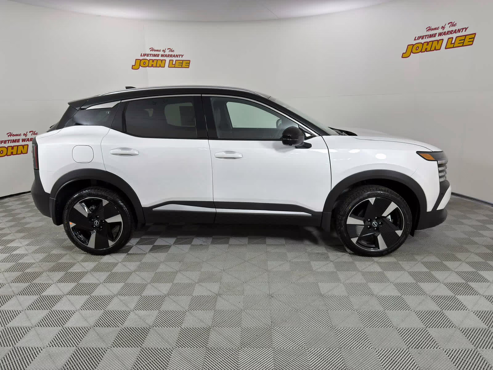 2026 Aspen White Tricoat/Super Black Nissan Kicks SR FWD SUV