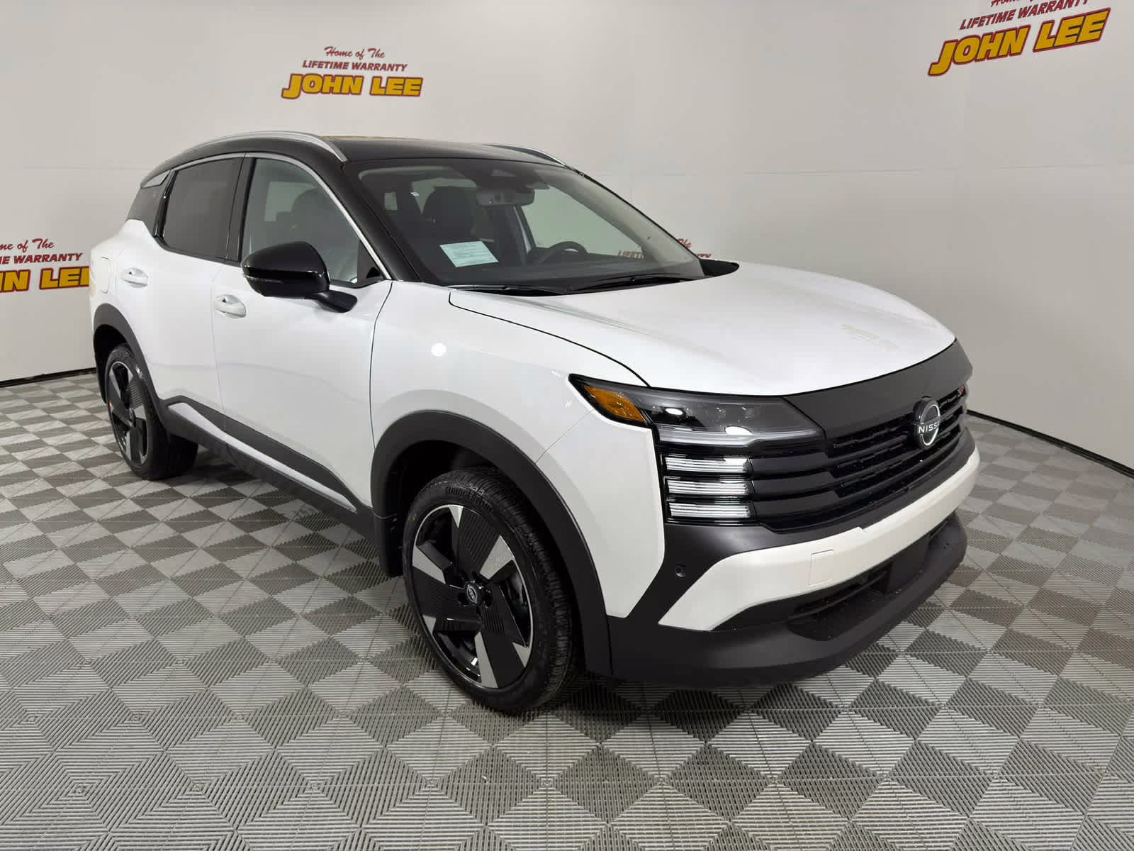 2026 Aspen White Tricoat/Super Black Nissan Kicks SR FWD SUV