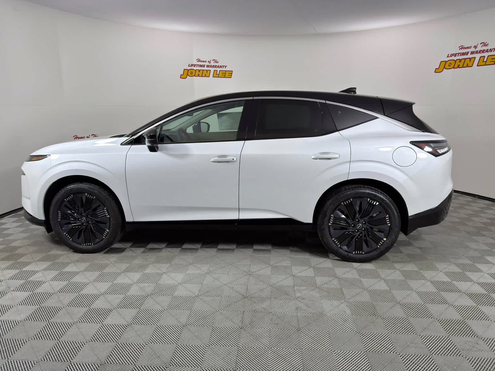 2026 Everest White Pearl Tricoat/Super Black Nissan Murano Platinum AWD SUV