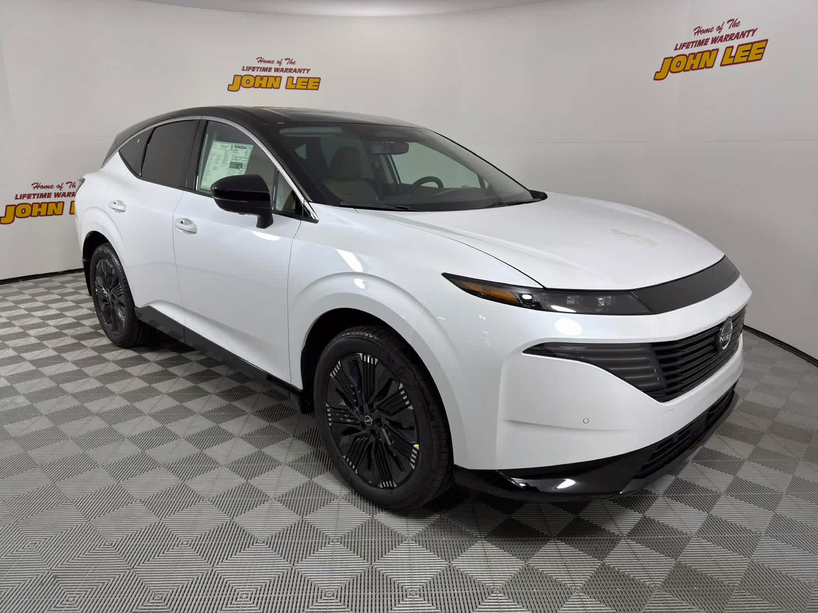 2026 Everest White Pearl Tricoat/Super Black Nissan Murano Platinum AWD SUV